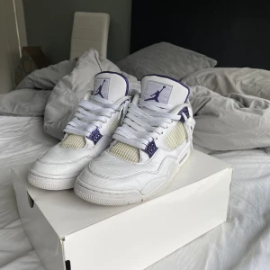 Jordan 4 - Kör en liten intressekoll. Jordan 4 Metallic Purple. Förmodligen ett av dem cleanaste paren som finns kvar. Otroligt sällsynt sko. Kan skicka mer bilder samt info. Främst intresserad av byten men cash funkar också så skicka bud isf. Nya ca 9k. Äkta!!!