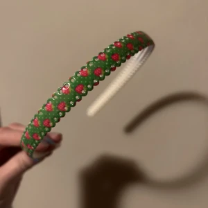 Diadem - Super fint och somrigt hår diadem. Grönt med röda/rosa jordgubbar på💗