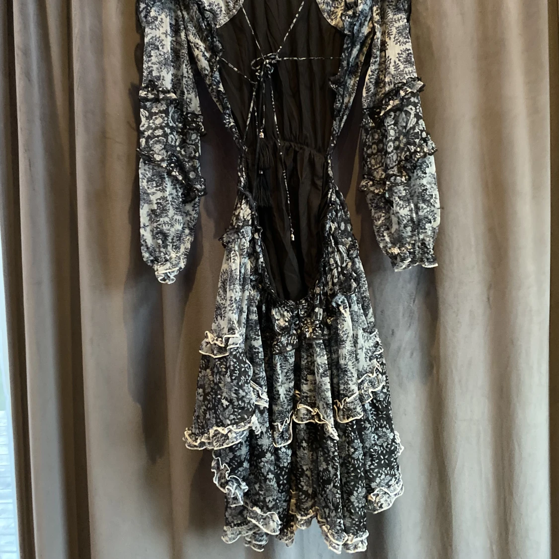 Klänning med öppen rygg samt snörning  - 90