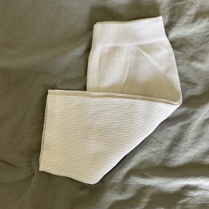 Shorts  - Jätte fina cykelbyxor från zara, storlek M-L. Lite använd  Köp varan via köp nu!