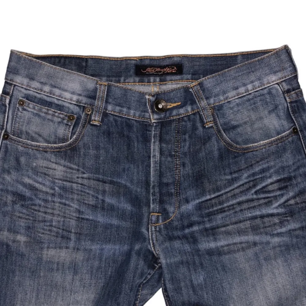 Ed hardy straight fitted jeans, i storlek M som knappt är använd. Måtten vid midjan är runt 90cm och jeansen är mid-wasited.. Jeans & Byxor.
