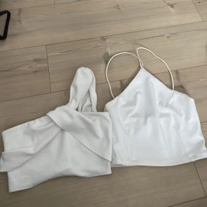 Söta toppar - Perfekta topparna till sommaren!! Storlek 34, 200 kr för båda
