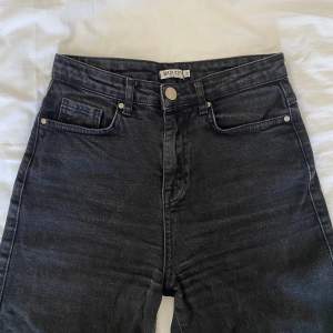 Svarta jeans från madlady i storlek 34 längd 30. Passar på dig som är 160 eller kortare. Säljer för att dom har blivit försmå på mig. 