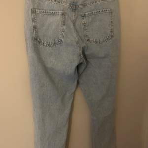 Ett par jättefina jeans  Modellen är mom jeans  Helt nya/ använda 1 gång 