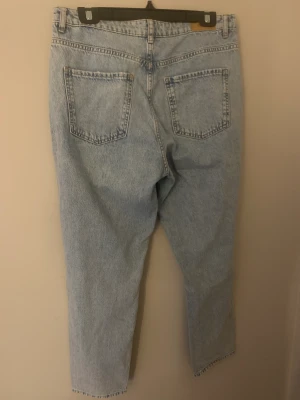 Ljusblå jeans  - Ett par jättefina jeans  Modellen är mom jeans  Helt nya/ använda 1 gång 