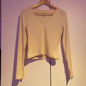 Beige tröja - Säljer min beiga tröja knappt använd då den är för stor för mig. Tröjan är köpt från lager 157 i storlek S men passar M också och har en fin slits på båda armarna. Köpte den för 150kr men säljer för 90kr