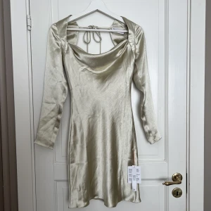Klänning från Asos - Oanvänd klänning från Asos, prislappen sitter kvar. Strl 32