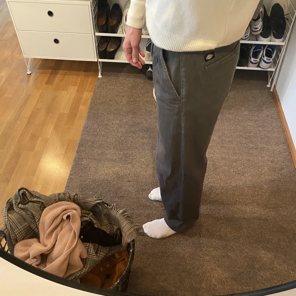 Dickies kostymbyxor i perfekt skick.  Storlek W31 L32. Passar mig bra som är mellan 185 och 190. . Jeans & Byxor.