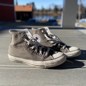 Converse grå/brun - Ljusbruna, nästan gråa, Converse säljes! Strl 37,5 Fick i födelsedagspresent förra året men pga för liten storlek endast använda typ 5 ggr. Väldigt fint skick!  