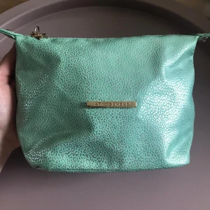 Grön necessär  - Grön necessär från märket Atmosphere. Helt ny💚 för bara 50kr💚