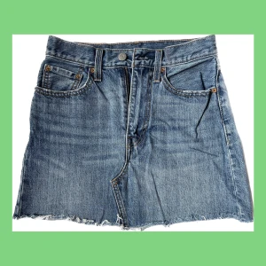 Levi’s jeanskjol - Levi’s jeanskjol💙 Använd flitigt men i bra skick! Perfekt till sommaren.