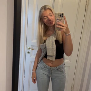 low waisted straight carlings jeans - Lågmidjade straight jeans från carlings, köpta i somras! Ljus blåa, storlek 25, längd 32, är 167 och de når ner till hälarna på mig