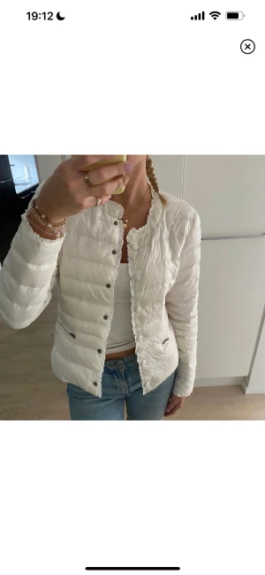 Vår jacka  - Söt och tunn jacka från Lindex perfekt nu inför våren/sommaren. Storlek xs men passar även s😊
