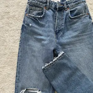 Jeans med slitningar. Fint skick!! Storlek 36