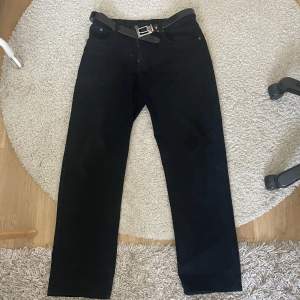 Riktigt fina byxor som är nästan helt nya. Märket är long life lacrozz jeans. 