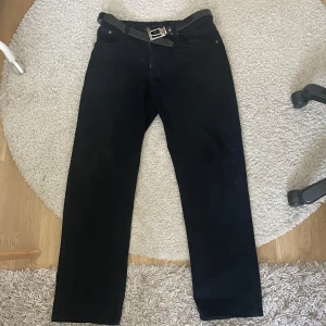 Byxor/jeans - Riktigt fina byxor som är nästan helt nya. Märket är long life lacrozz jeans. 