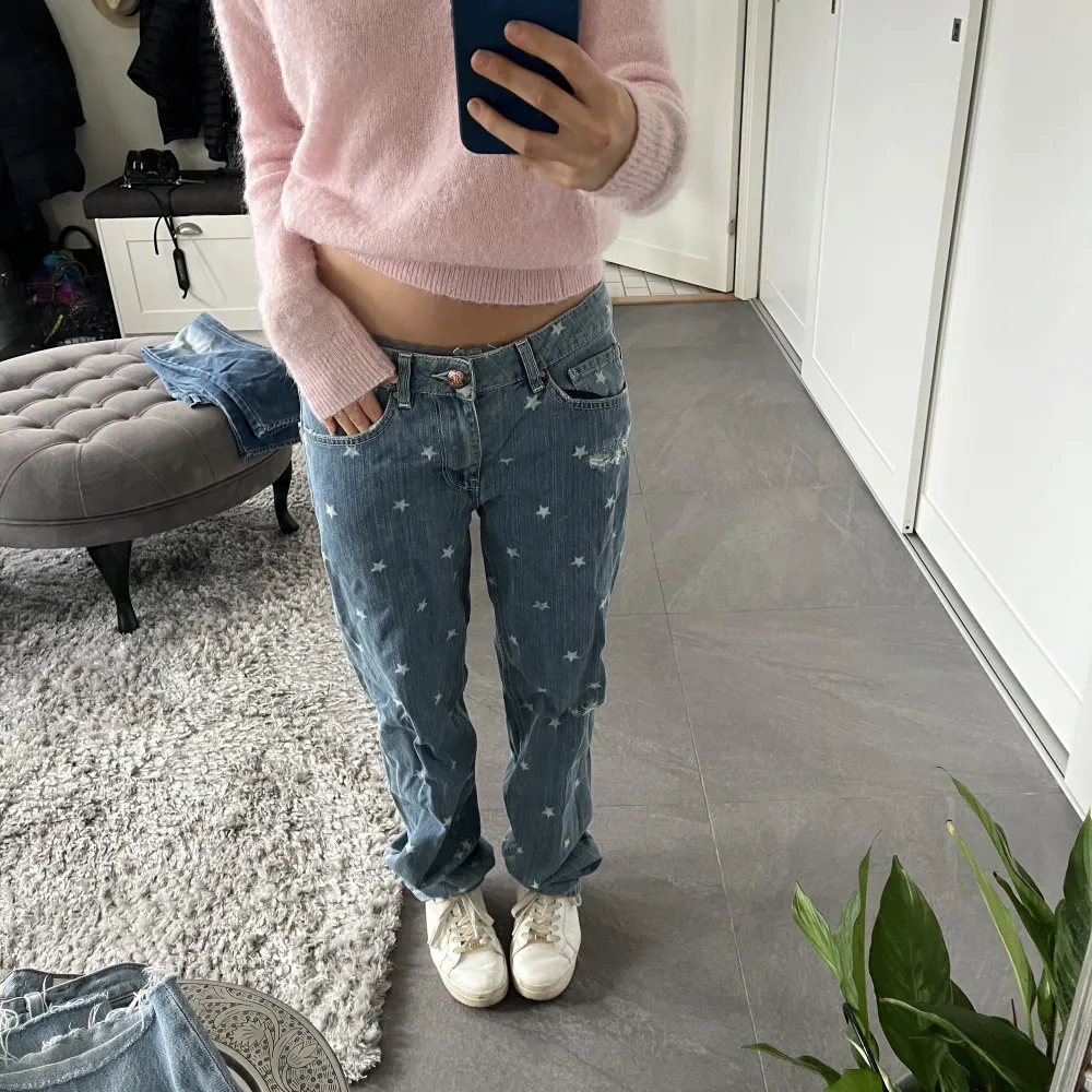 Så coola jeans med ⭐️or. . Jeans & Byxor.