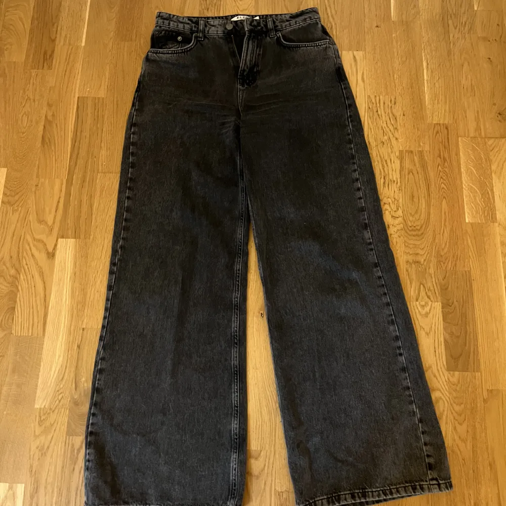 Utsvängda gråsvarta jeans från Na-Kd, använd ett fåtal gånger men väldigt snygg modell. . Jeans & Byxor.