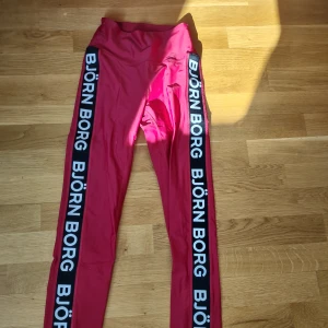 Jumpa byxor  - Ett par röda jumpa byxor som är väldigt stretchig och tjocka. På sidan står det Björn Borg