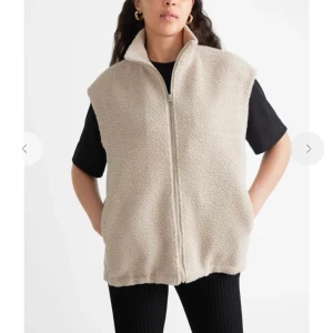 Väst - Varm och skön väst från & Other stories som är perfekt värme till både vår/sommarkvällar och höst. Storlek 40 men är oversize i modellen så passar allt från 38-42!  Använd ett fåtal gånger så i fint skick!