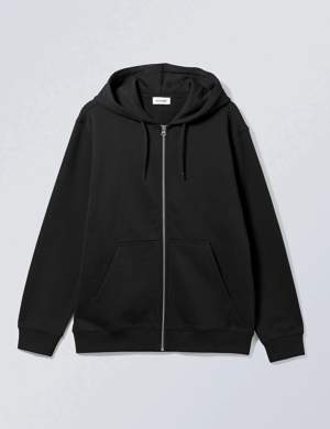 Säljer en riktigt snygg och skön svart zip hoodie från Weekday. Använd max 5 gånger och jag har bara tvättat den en gång. Ser iprincip helt ny ut. Köpte den för 450kr men säljer nu för endast 250kr. Size S men sitter även som M
