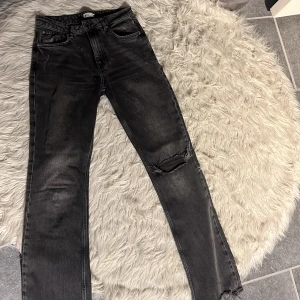 Jeans med slitningar  - Säljer dessa jeans från Gina Tricot då de endast kommit till användning fåtal gånger. Byxorna är i nyskick, köparen står för frakt! 