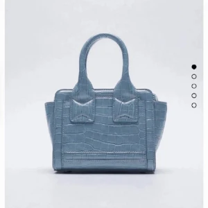 💓zara väska💓 - Fin väska kfrån zara! De riktiga bandet har gått av men man kan sätta ditt ett nytt lätt! 💞