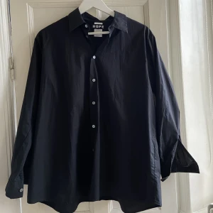 HOPE SKJORTA - Svart skjorta från hope. Modellen ELMA.  Storlek W36/M44 Inget att anmärka, använd 2 gånger Pris 750