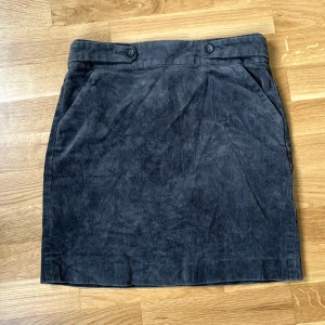 Kjol - Kjol med knappar