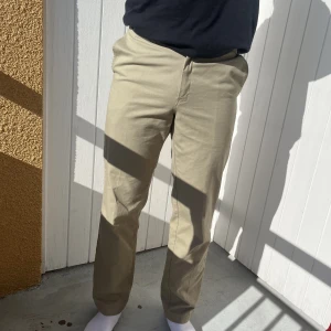 Dickies chinos - Köpta från butiken Pop i stockholm. Bra skick helt utan fläckar. Jag som tjej har haft på mig de för en bagge fit. De är lite för små på modellen på bilden
