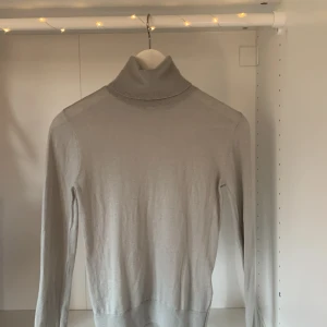 Polotröja  - En grön grå polotröja väldigt mjuk i materialet den passar till de mästa.😊