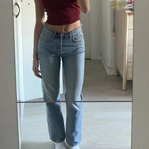 &OtherStories midwaist-jeans som sitter som en smäck, säljer pga att de är lite för korta för mig som är 173. Orginalpris 800kr✨
