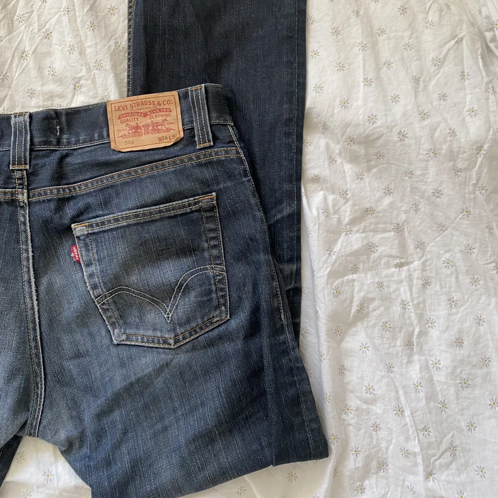 Raka Levis jeans 506or i storlek W34 L34 som jag skulle säga passar M🥰. Jeans & Byxor.