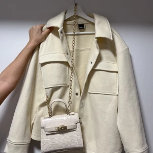 Jacka och väska - Säljer denna jackan med väskan, både är ifrån Gina och därför säljer jag det som ett sett. Jackan är i storlek xs. Pris 240 