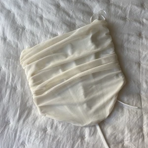 Korsett - Vit korsett från gina tricot, med fin snörning i ryggen! Använd en gång!