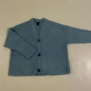 Lindex kofta  - Jättefin, mjuk och skön turkos kofta som inte kommer till användning. Helt ny och bara använt ett fåtal gånger😊  Funkar perfekt till både hösten och våren.  Den har storlek L men funkar även för M.  Säljer för 150kr, köparen står för frakten😊