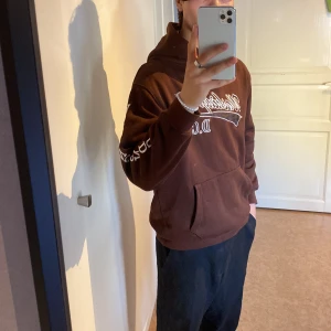 Vintage hoodie  - Riktgt snygg hoodie i brun och vit som är svårt att hitta nu förtiden 