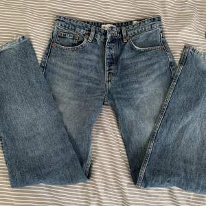Midwaist jeans från zara som har lite defekter längst nere på byxan så priset kan diskuteras!❤️