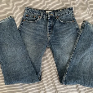 Blå jeans - Midwaist jeans från zara som har lite defekter längst nere på byxan så priset kan diskuteras!❤️