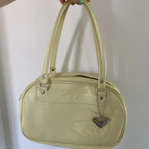 Gul Roxy baguette väska  - En jättefin liten baguette väska från märket Roxy! 