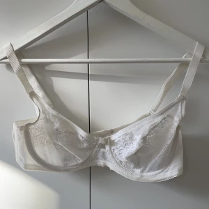 Vit bralette i spets - Jättefin! 70c. Köparen står för frakt!❤️❤️❤️
