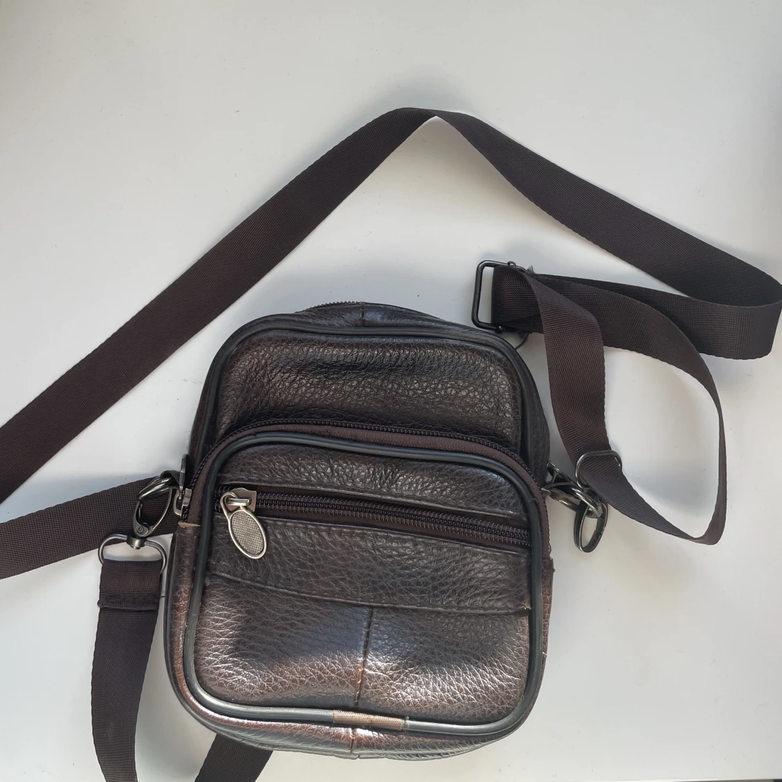 Liten brun axelremsväska  - 90