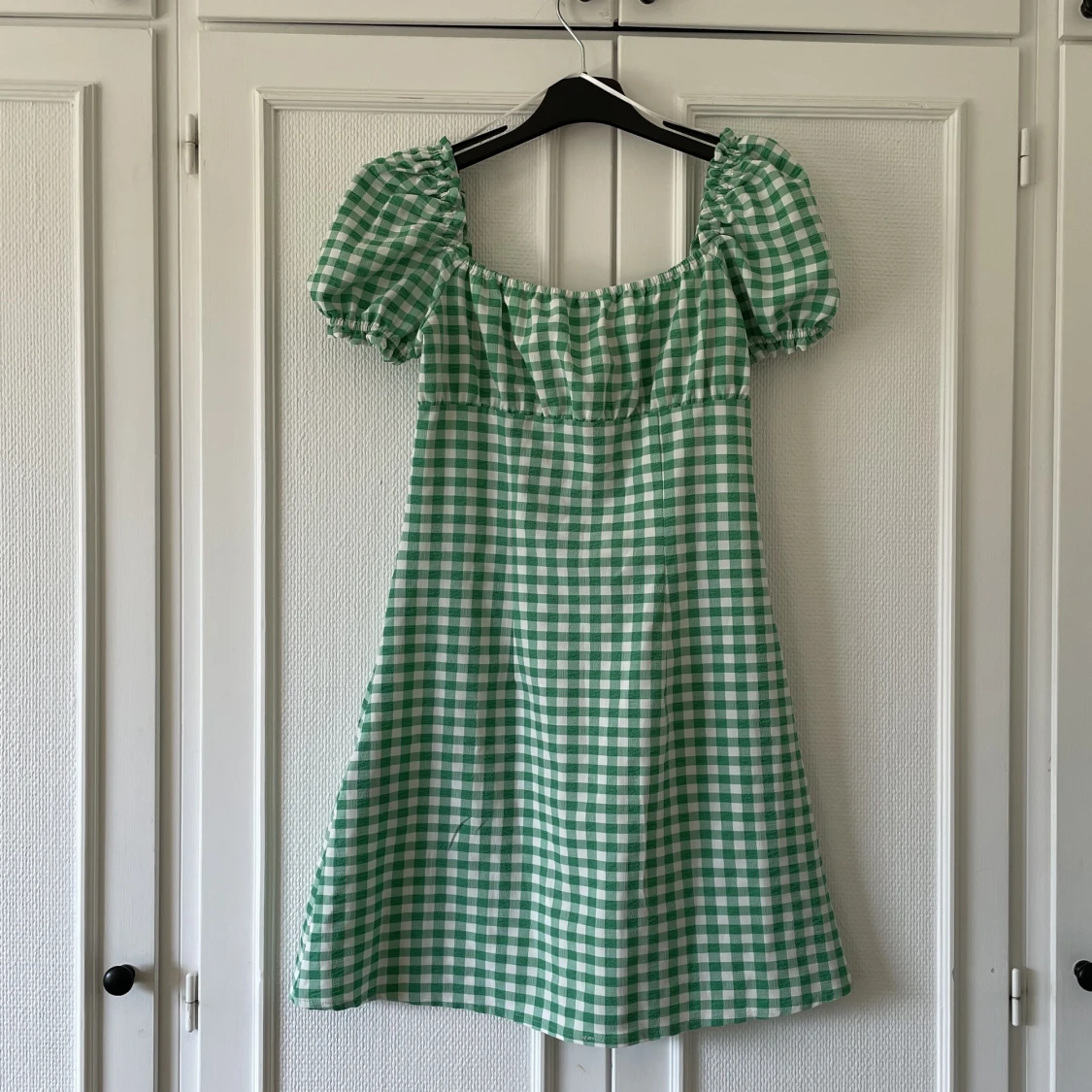 Rutig klänning med puffärm - 91