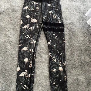 Stronger träningsbyxor  - Stronger träningsbyxor med flamingos på. Nyskick. Finns inte kvar att köpa. Ordinariepris 799kr 