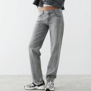 Gina tricot low straight jeans - Säljer dessa jeans i strl 32 då dom inte kommer till användning, använda bara några få gånger helt perfekt skick, nypris 500💕