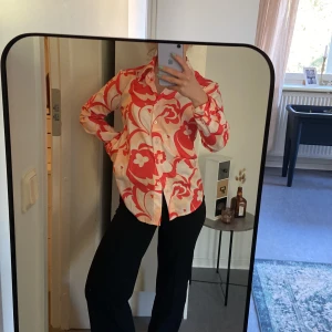 Cool 70s-inspirerad skjorta  - Silkigt material, Superskön till sommaren! 😊