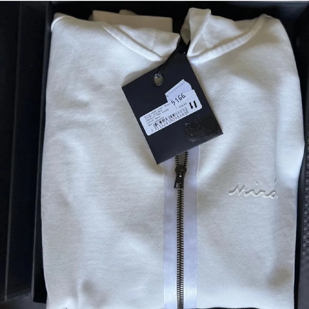 Säljer min limitato zip hoodie. Den är använd max 3 gånger för växte ut den. Nypris pris 5166, har orginalbox . Hoodies.