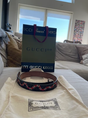 Gucci bälte  - Tja, säljer nu mitt gucci gg belt with kingsnake print som är i sjukt bra skick. Bältet är väldigt sparsamt användt och där med ett cond på 8/10. Bältet är köpt i Köpenhamn på gucci för 3700kr, allt på bild tillkommer vid köp!!👌🏽🤝 :)
