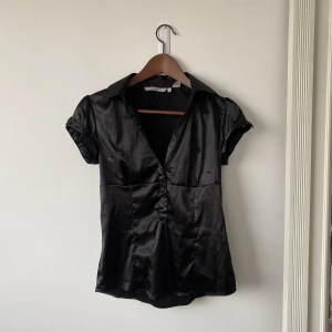 Zara blus - Svart, glansig blus från zara!