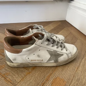 Golden goose sneakers - Så snygga Golden goose sneakers i super star modellen, de är knappt använda och är endast slitna enligt modellen. Dessa finns inte kvar att köpa, säljer då de är för små för mig, nypris 5000kr